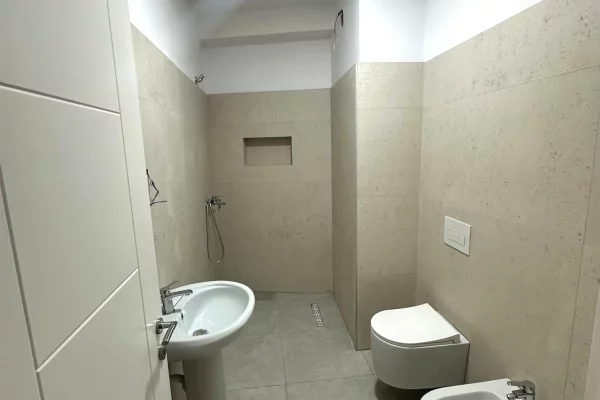 Shtepi ne shitje Apartament ne Tirane, 2+1, Mobilimi E mobiluar, Pagesa 149,000  Euro.