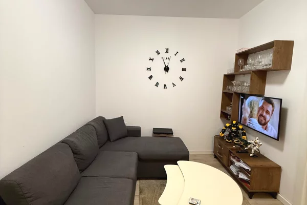 Shitet Apartament 1+1 
