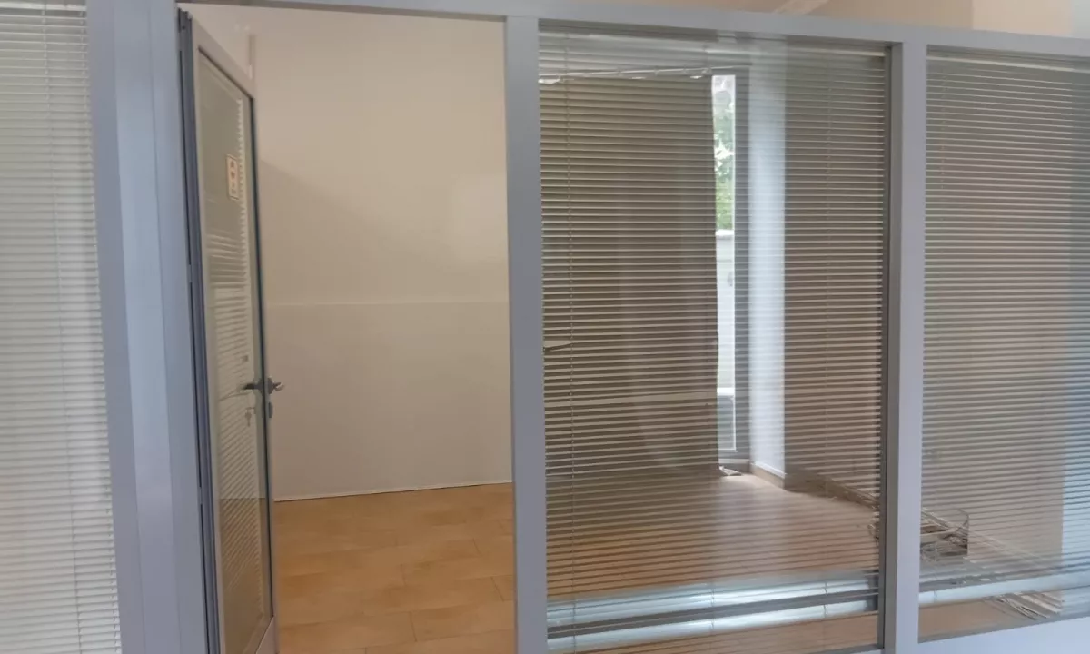 Jepet me  qera 70m2 ambient pallati Ambasador 2