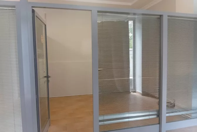 Jepet  me  qera  70m2 ambient    i  ndare  ne  4  dhoma  pune