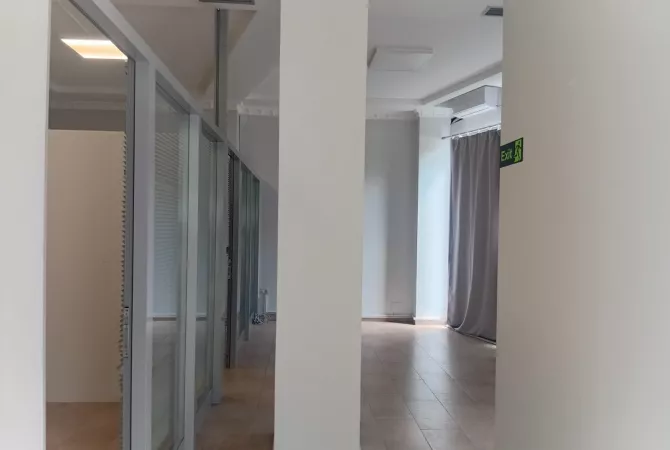 Afer Stadiumit Arena  jap me  qera  70m2 ambient biznesi