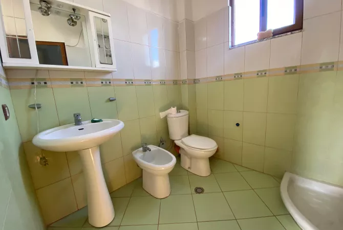 Shtepi ne shitje Apartament ne Tirane, 1+1, Mobilimi E mobiluar, Pagesa 125,000  Euro.