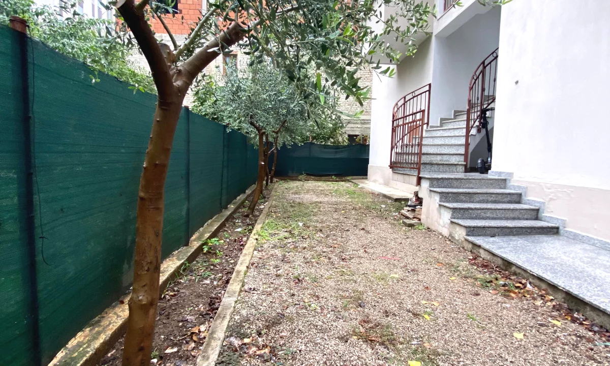 Shtepi ne shitje Vila Luksoze ne Tirane, 2+1, Mobilimi E mobiluar, Pagesa 950,000  Euro.