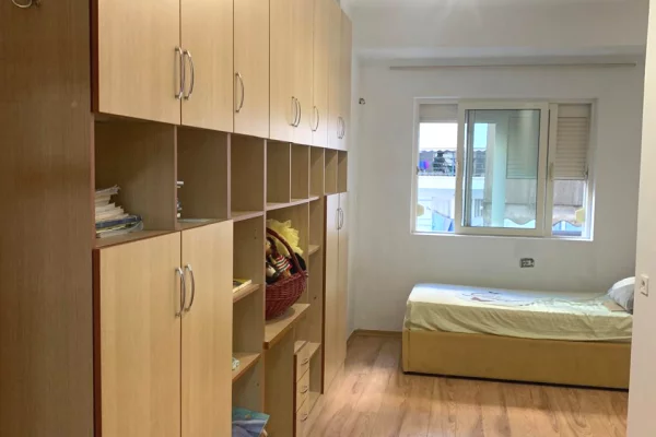 Shtepi me qera Apartament ne Tirane, 2+1, Mobilimi E mobiluar, Pagesa 600  Euro.
