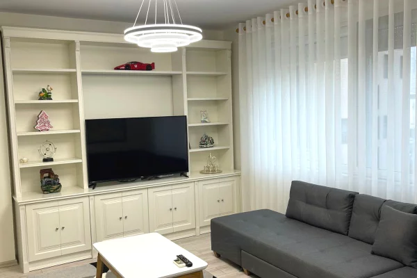 Shtepi me qera Apartament ne Tirane, 1+1, Mobilimi E mobiluar, Pagesa 1,000  Euro.