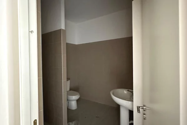 Shtepi ne shitje Apartament ne Tirane, 2+1, Mobilimi Bosh, pa mobiluar, Pagesa 238,000  Euro.