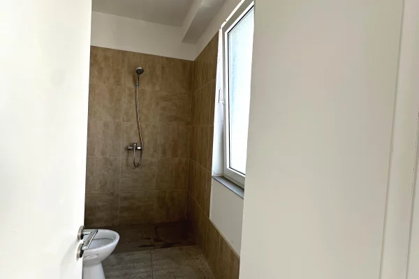 Shtepi ne shitje Apartament ne Tirane, 2+1, Mobilimi Bosh, pa mobiluar, Pagesa 238,000  Euro.