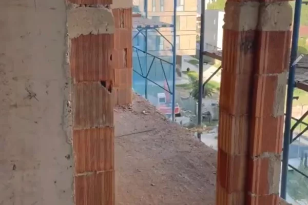 Shtepi ne shitje Apartament ne Tirane, 1+1, Mobilimi Bosh, pa mobiluar, Pagesa 113,000  Euro.