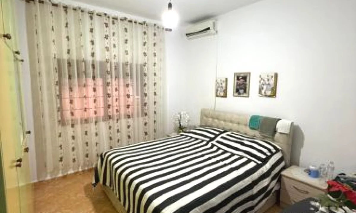 Shtepi ne shitje Vila Luksoze ne Tirane, 3+1, Mobilimi E mobiluar, Pagesa 300,000  Euro.