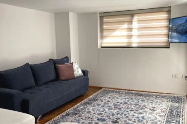 Jepet Garzoniere me qira , tek Rruga e Durresit