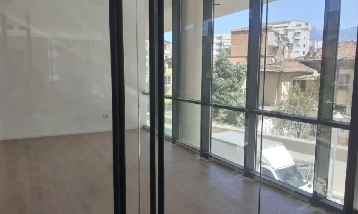 Jepet ambient biznesi me qira , tek Golden Tower