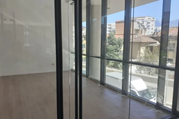 Ambient biznesi me qera 1+1 ne Tirane - 70,000 Leke