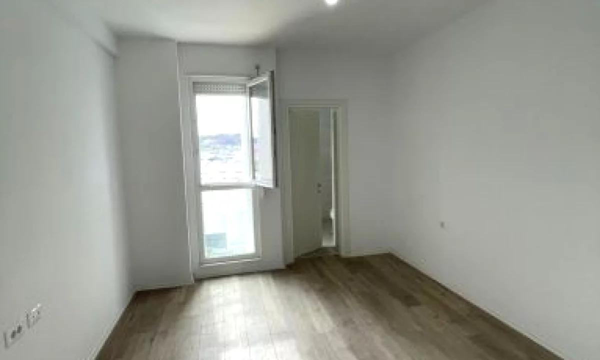 Shtepi ne shitje Apartament ne Tirane, 2+1, Mobilimi Bosh, pa mobiluar, Pagesa 134,000  Euro.
