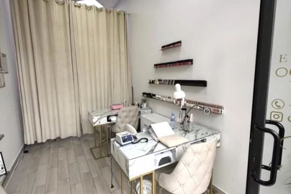 Jepet me qira ambient biznesi , tek 21 Dhjetori , prane Hotel Mondial , Rruga Muhamet Gjollesha , Rr