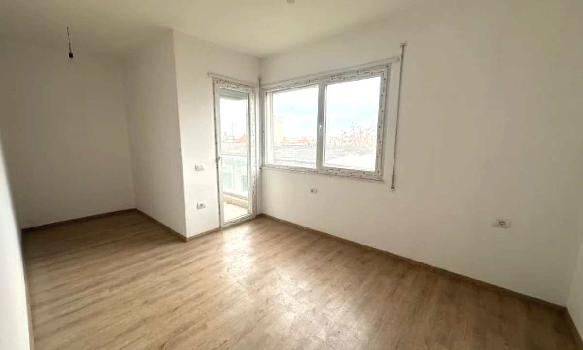 Shtepi ne shitje Apartament ne Tirane, 1+1, Mobilimi Bosh, pa mobiluar, Pagesa 128,000  Euro.