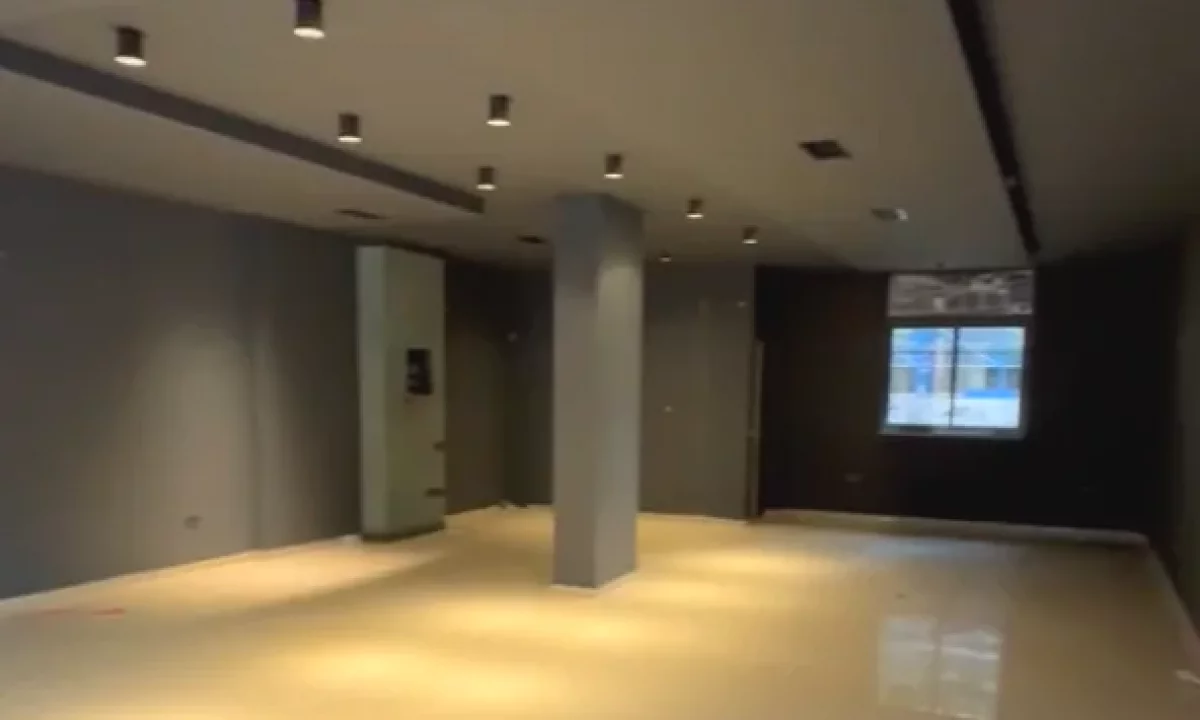 Jepet ambient biznesi buze rruge me qira tek Stadiumi Dinamo , prane Sheshit Willson 2000 Euro/Muaj