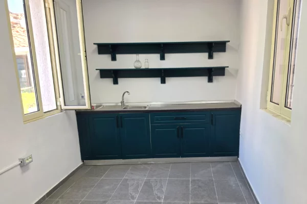 Shtepi me qera 7+1 ne Tirane - 1,500 Euro