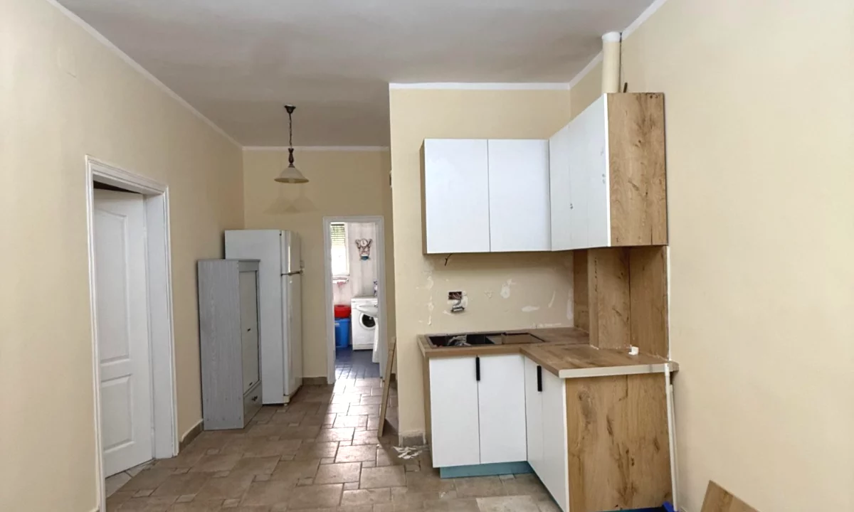 Shtepi ne shitje Apartament ne Tirane, 1+1, Mobilimi Pjeserisht e mobiluar, Pagesa 140,000  Euro.
