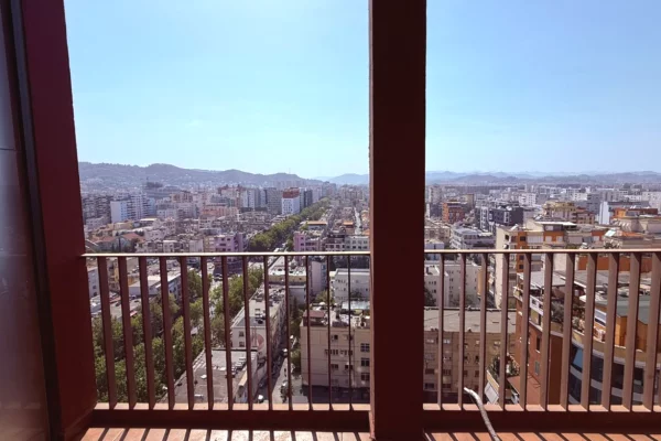 Ambient biznesi me qera 3+1 ne Tirane - 1,300 Euro