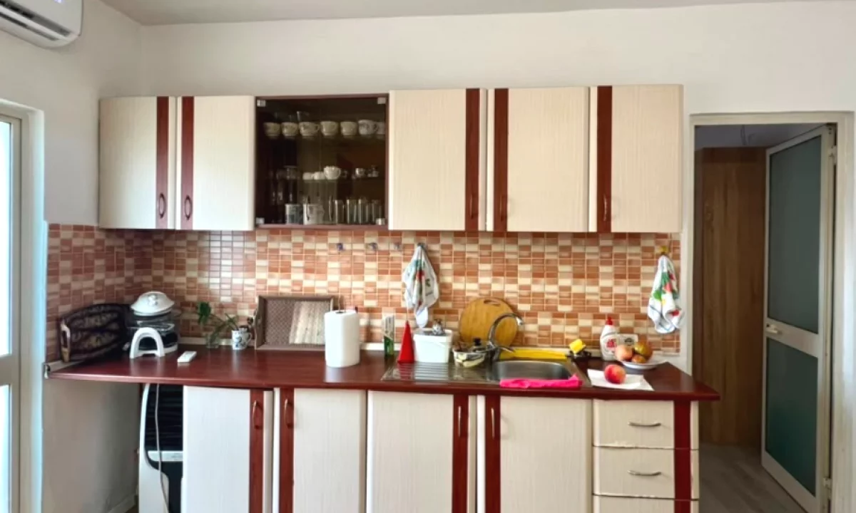 Shtepi ne shitje Apartament ne Tirane, 3+1, Mobilimi E mobiluar, Pagesa 160,000  Euro.