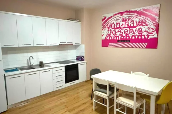 Jepet apartament 2+1+Post Parkimi me qira tek Komuna e Parisit , pran Kika 2!!900 leke!!