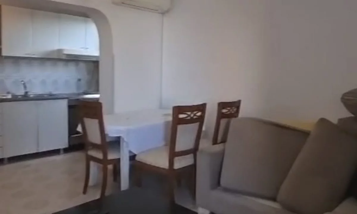 Shtepi me qera Apartament ne Tirane, 3+1, Mobilimi E mobiluar, Pagesa 650  Euro.