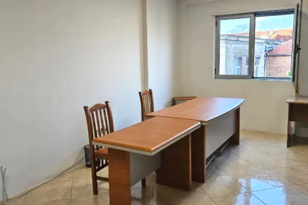 Jepet zyre me qira tek Fakulteti i Shkencave te Natyres , Bulevardi Zogu i pare !!550 euro!!