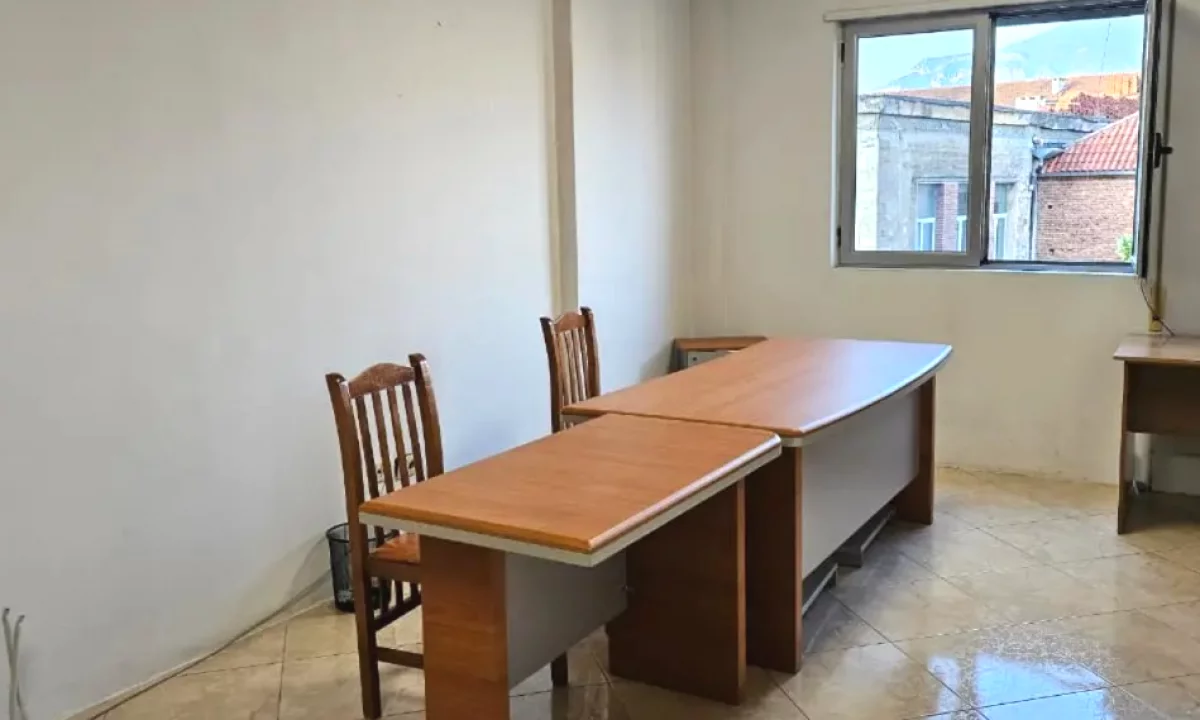 Jepet zyre me qira tek Fakulteti i Shkencave te Natyres , Bulevardi Zogu i pare !!550 euro!!