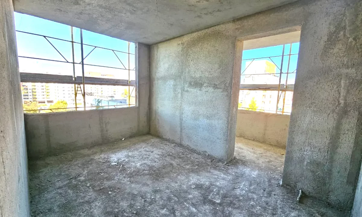 Shtepi ne shitje Apartament ne Tirane, 3+1, Mobilimi Bosh, pa mobiluar, Pagesa 245,700  Euro.