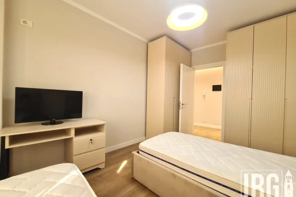 Jepet apartament 2+1+Post Parkimi me qira tek Komuna e Parisit !parkim ne -2!!12