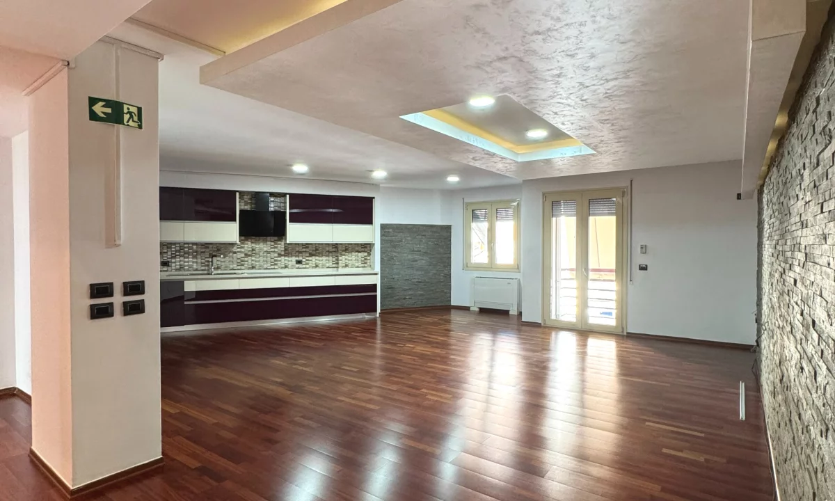 Jepet apartament 3+1+2+Post Parkimi (per zyre apo banim) me qira tek Stadiumi Dinamo !! me parket !!