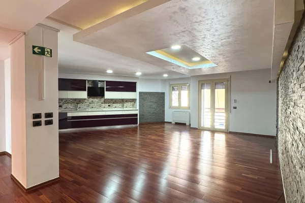 Ambient biznesi me qera 3+1 ne Tirane - 1,600 Euro