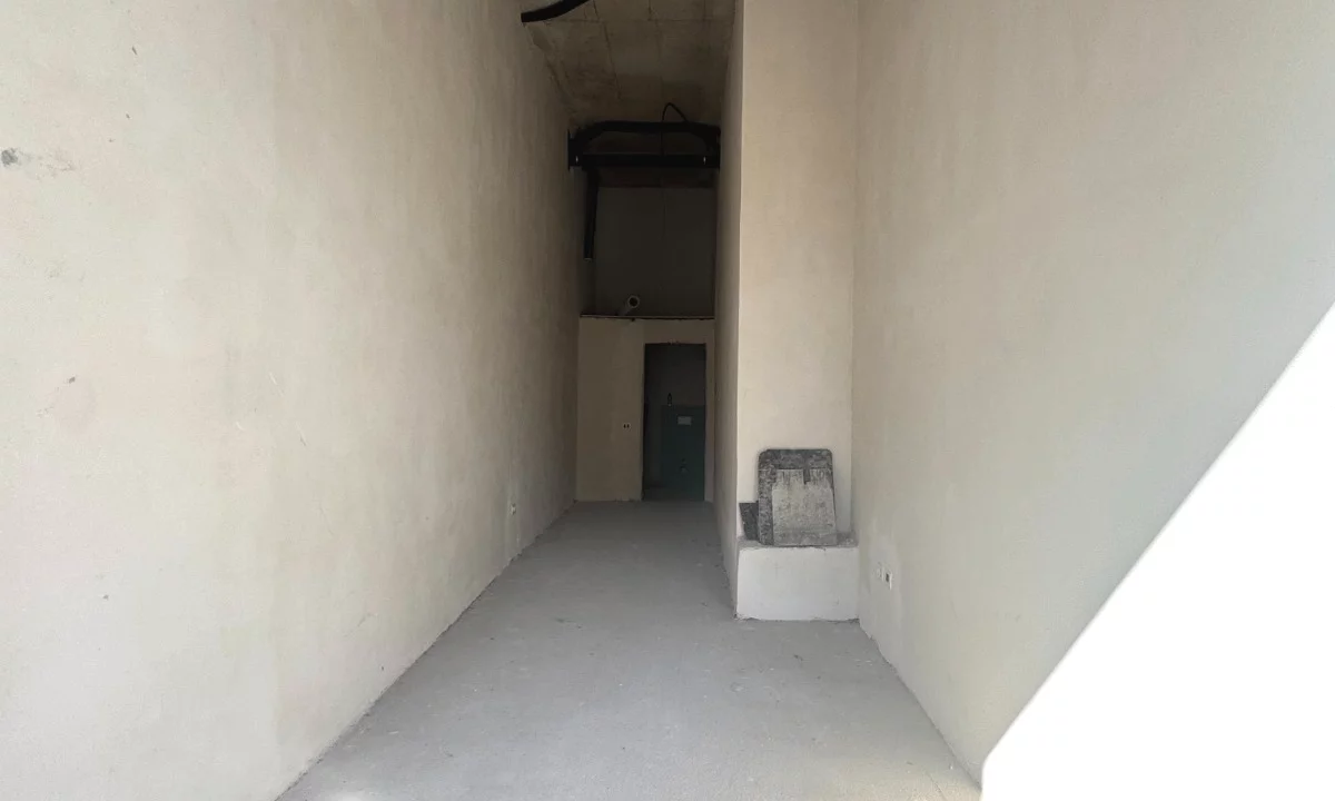 Jepet ambient biznesi me qira tek Galeria Roma , Rruga e Kavajes !! kati 0 , 750 euro nettto!1