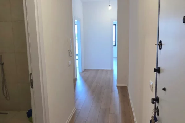 Jepet Zyre+Post Parkimi me qira tek Rruga e Barrikadave !! me parkim te perfshire !12