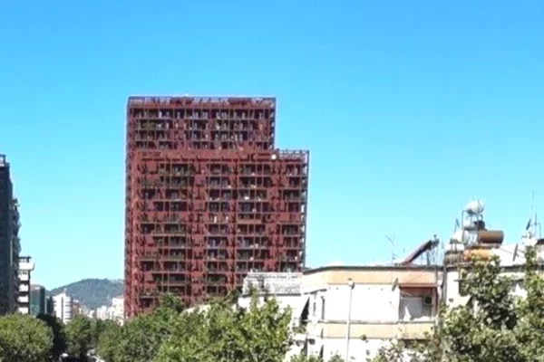 Jepet ambient biznesi me qira tek Rruga e Kavajes , 21 Dhjetori  !!! 545  m2 !!12.