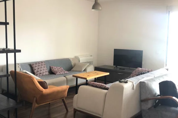 Jepet apartament 1+1 me qira tek Kompleksi Kontakt , 21 Dhjetori , Rruga e Kavajes !! 630 leke ne m