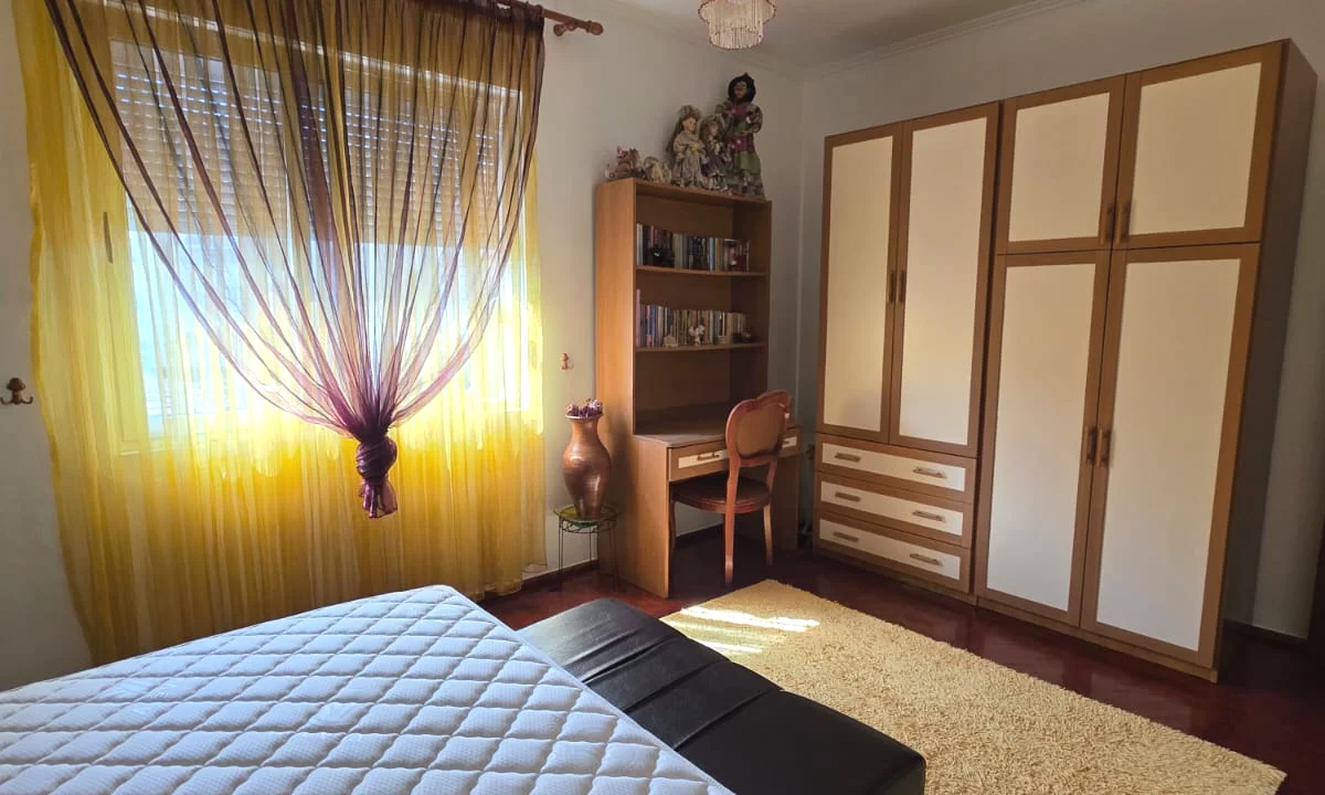 Shtepi ne shitje Apartament ne Tirane, 2+1, Mobilimi Pjeserisht e mobiluar, Pagesa 170,000  Euro.
