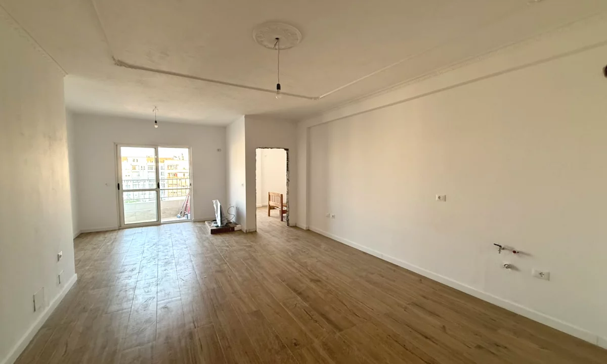 Casa in vendita Appartamento a Tirana, 1+1, Ambiente Vuoto, Pagamento 105,000  Euro.