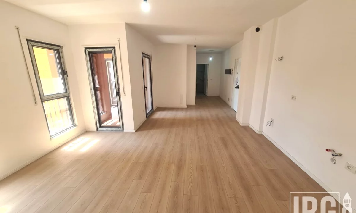 Casa in vendita Appartamento a Tirana, 2+1, Ambiente Vuoto, Pagamento 249,000  Euro.