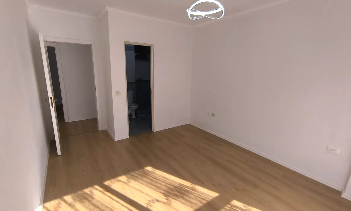 Shtepi ne shitje Apartament ne Tirane, 2+1, Mobilimi Bosh, pa mobiluar, Pagesa 125,000  Euro.