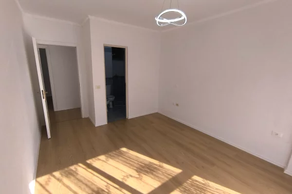 Shitet apartament 2+1+2 tek Fresku , prane Fastfood Mendi >super aptt>!