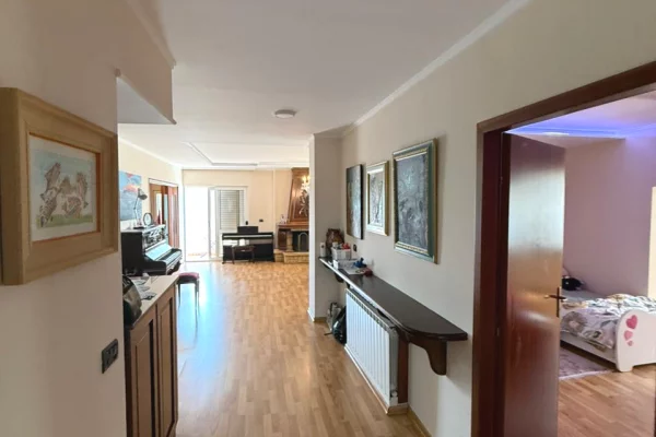 Shtepi me qera 2+1 ne Tirane - 2,000 Euro