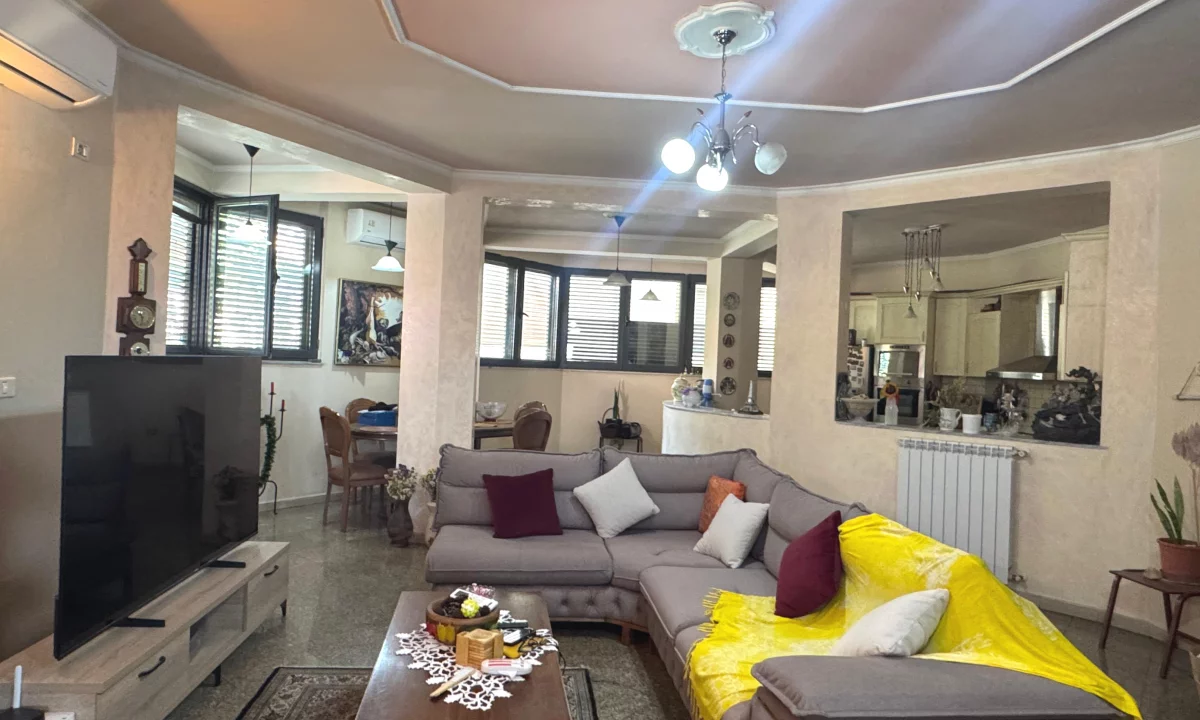Shtepi me qera Vila Luksoze ne Tirane, 7+1, Mobilimi E mobiluar, Pagesa 3,500  Euro.