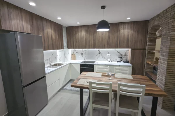 Jepet apartament 2+1+Post Parkimi me qira ne Lungomare , Vlore ! 700 euro/muaj !