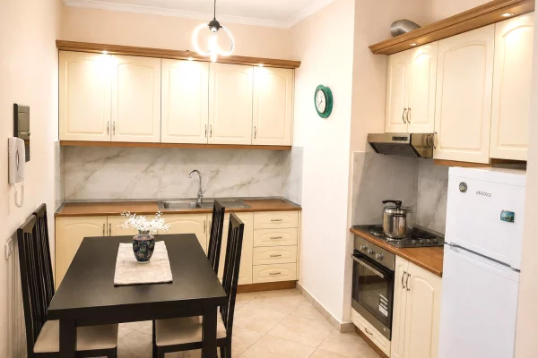 Shitet apartametn 2+1+2 tek Rruga e Kavajes , ish Parku i Autobusave !! 215 milione leke ee <<12