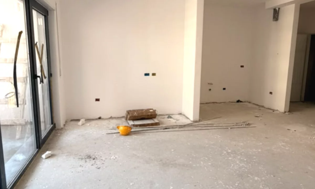 Shtepi ne shitje Apartament ne Tirane, 1+1, Mobilimi Bosh, pa mobiluar, Pagesa 142,000  Euro.