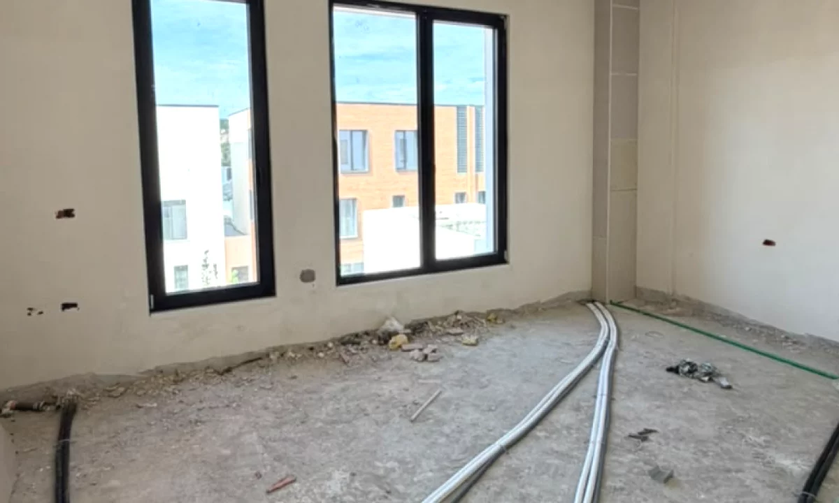 Shtepi ne shitje Duplex(shtepi me 2 kate) ne Tirane, 3+1, Mobilimi Bosh, pa mobiluar, Pagesa 550,000  Euro.