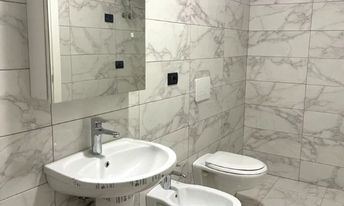 Shtepi ne shitje Apartament ne Tirane, 2+1, Mobilimi Bosh, pa mobiluar, Pagesa 239,000  Euro.