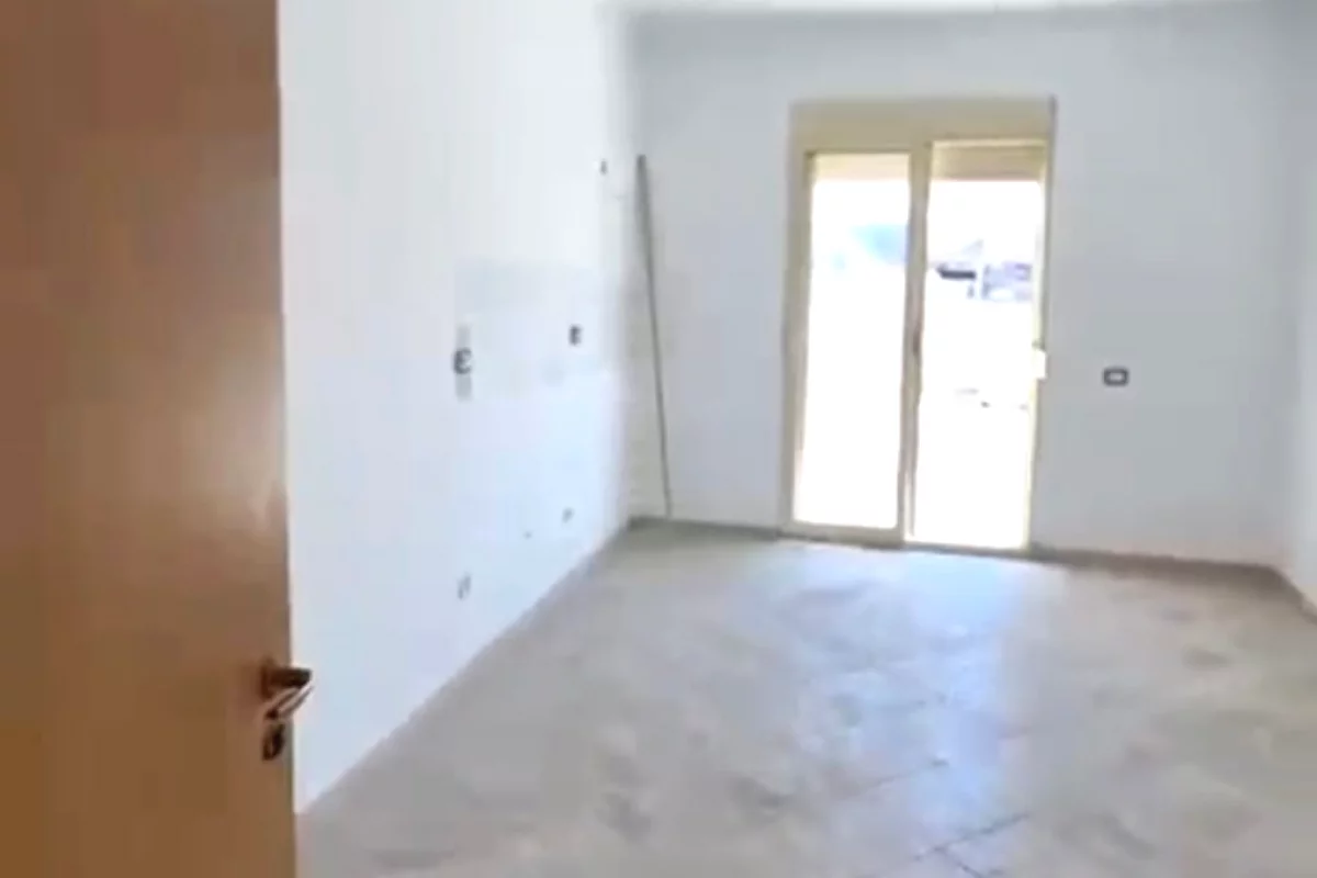 Shtepi ne shitje Apartament ne Tirane, 2+1, Mobilimi Bosh, pa mobiluar, Pagesa 140,000  Euro.