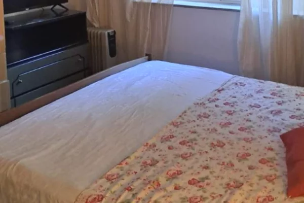 Jepet apartament 1+1 me qira tek Rruga Ali Demi , prane Lej Laj !! 55.000 leke !!